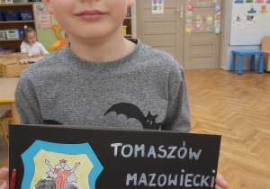 Chłopiec pokazuje ciekawostki o Tomaszowie Maz.
